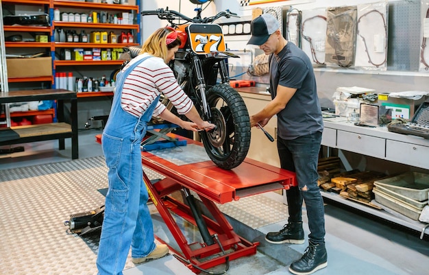 Mechanisch team dat het wiel van de motorfiets in de fabriek regelt