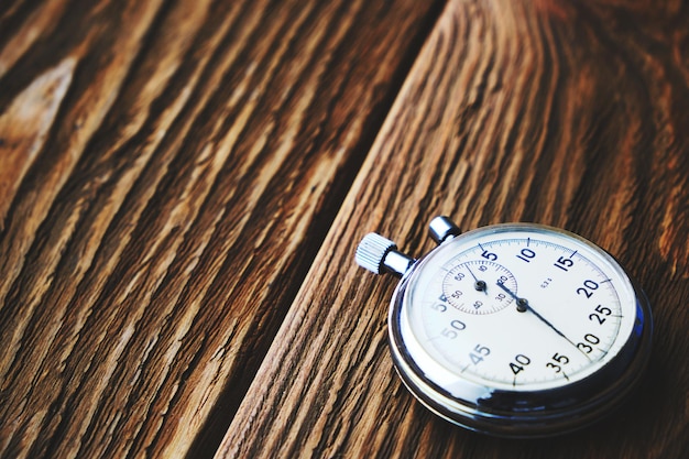 Foto mechanische stopwatch op een houten ondergrond.