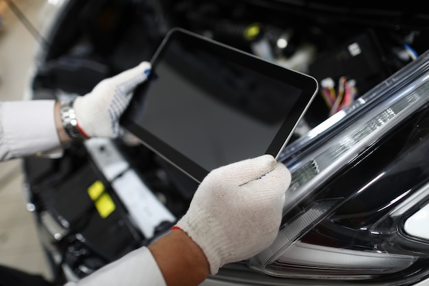 Mechanische tablet houden om de auto conditie te diagnosticeren