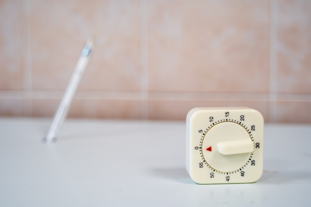 Mechanische timer close-up in het lab.