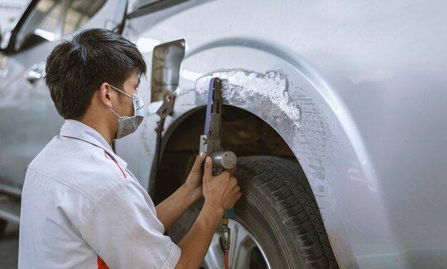 Mechanische werknemer reparatie carrosserie en verf met professionele service