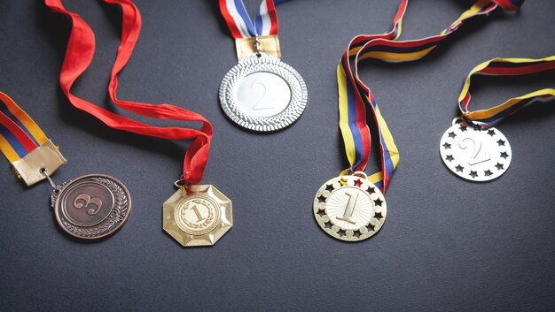 Medaille awards voor winnaar op zwarte ondergrond.