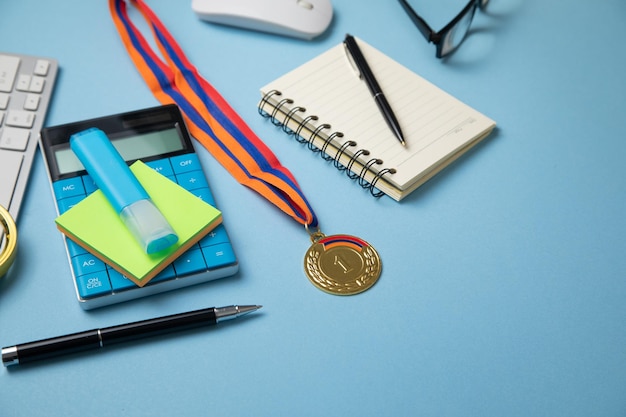 Medaille-onderscheidingen voor winnaar met zakelijke objecten