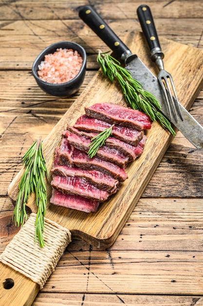 Medaillons steaks van de ossenhaas op een snijplank