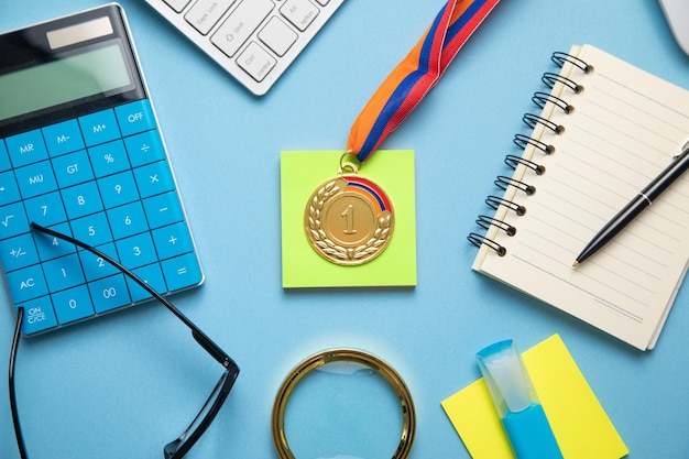 Медали для победителя с бизнес-объектами