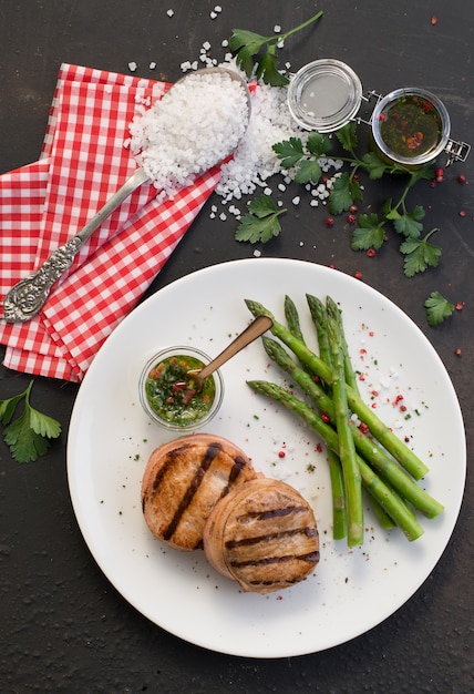 Medallions with asparagus