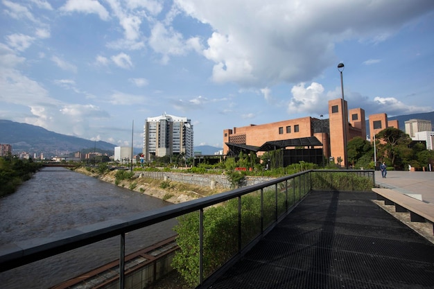 Medellin antioquia colombia 16 luglio 2022 vista panoramica dell'epm intelligent building e del metropolitan theatre di medellin