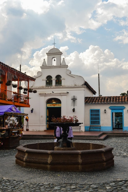 Medellin Colombia Oude kerk en fontein op het toeristische plein