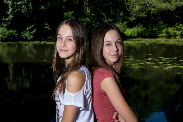 Medeplichtigheid van twee zussen in de zomer buiten