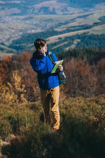 Medereiziger met in hand kaart en telefoon