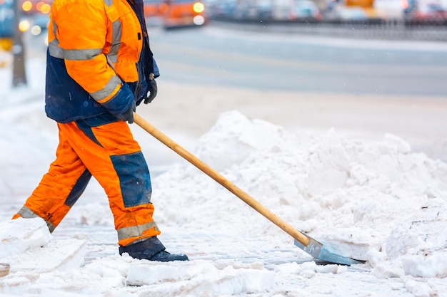 Medewerker gemeentelijke diensten verwijdert sneeuw van de weg in de winter Reiniging van stadsstraten en wegen tijdens sneeuwstorm Moskou Rusland