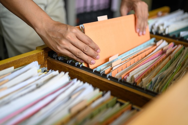 Medewerkers beheren documenten op kantoor.