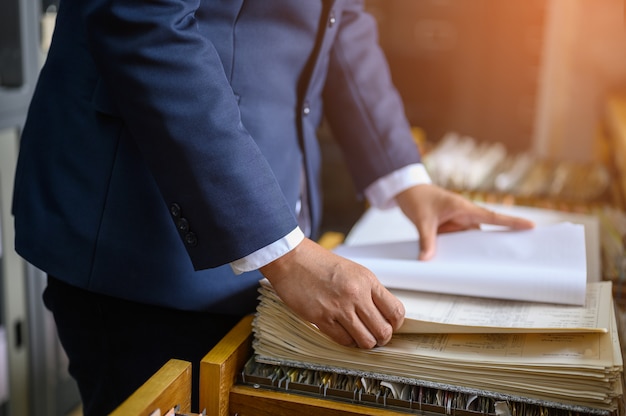 Medewerkers beheren documenten op kantoor.