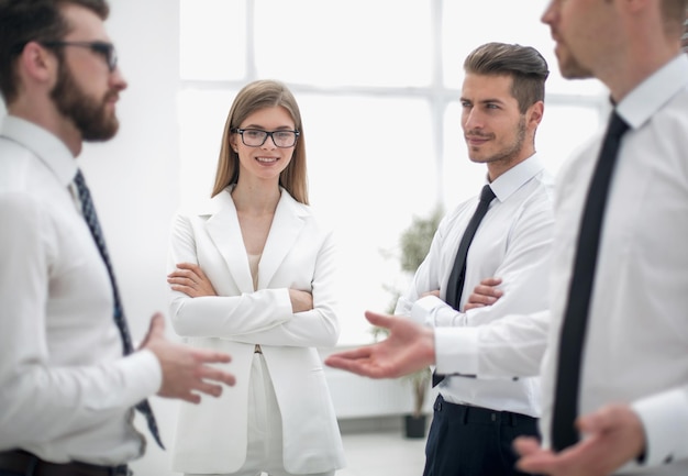 Medewerkers bespreken belangrijke kwestieshet concept van teamwork