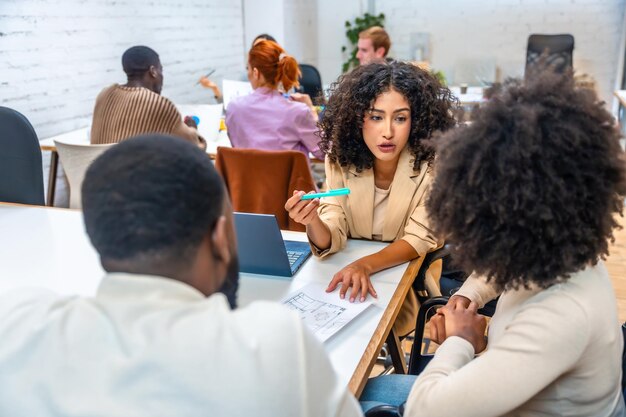 Medewerkers bespreken gegevens in een coworking vergaderzaal