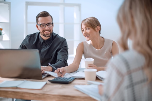 Medewerkers bespreken ideeën voor een nieuw project