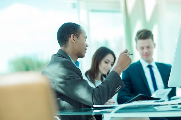 Medewerkers bespreken nieuwe ideeën in een modern kantoor