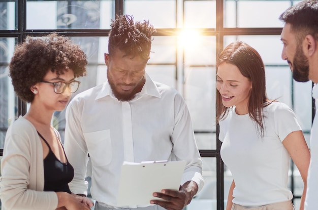 Medewerkers die samen aan de computer werken en inhoud bespreken