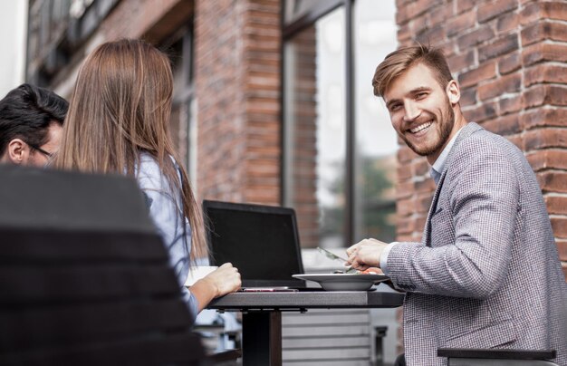 Medewerkers op een bijeenkomst in een straatcafélunchpauze