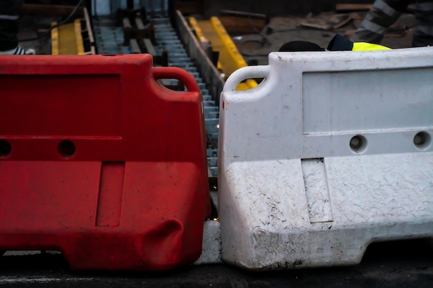 Medewerkers van de wegenwacht in speciale gele hesjes voeren werkzaamheden uit aan de reparatie van de rijbaan Restauratie van de vervormingsnaad van de autobrug