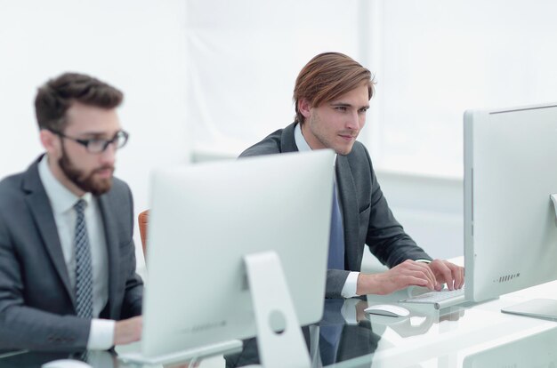Medewerkers van het bedrijf werkzaam in softwareontwikkeling