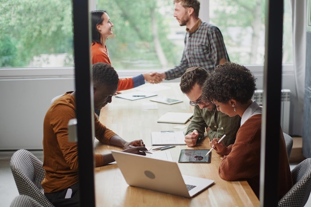 Medewerkers van verschillende ondernemingen werken in de hal van de coworki