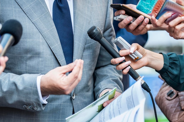 Foto media-interview journalisten die een politicus of zakenman interviewen