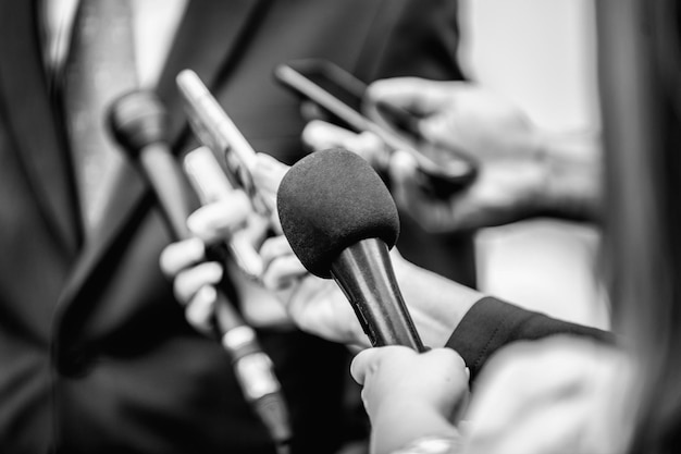 Photo media interview journalists interviewing politician or businessman