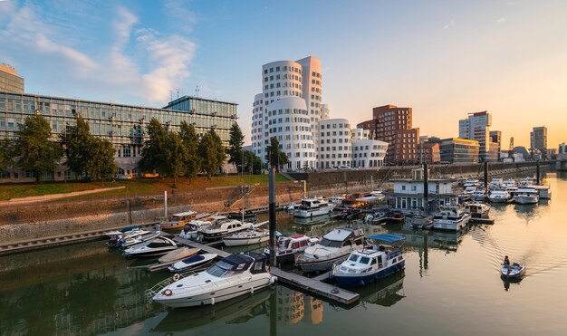 Mediahaven van Düsseldorf bij zomerzonsondergang