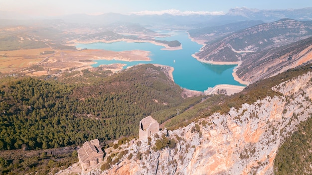 Mediano Reservoir en Congost de Entremon van bovenaf Een serene oase in Aragon met toren en water