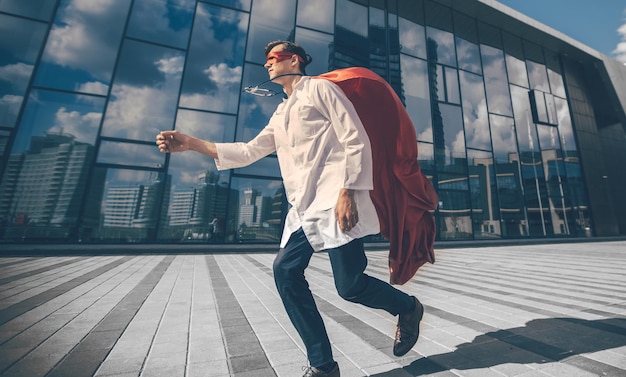 Medic-superheld haast zich naar de foto van de zieke stadsbewoner met een copyspace