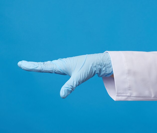 写真 青い滅菌手袋を着用した白衣のメディック女性