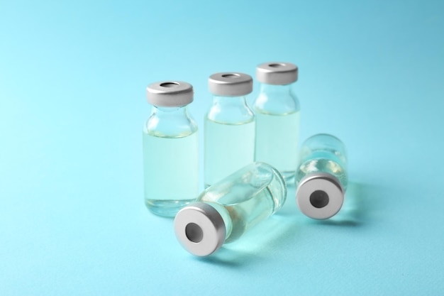 Медицинские ампулы на цветном фоне Концепция вакцинации