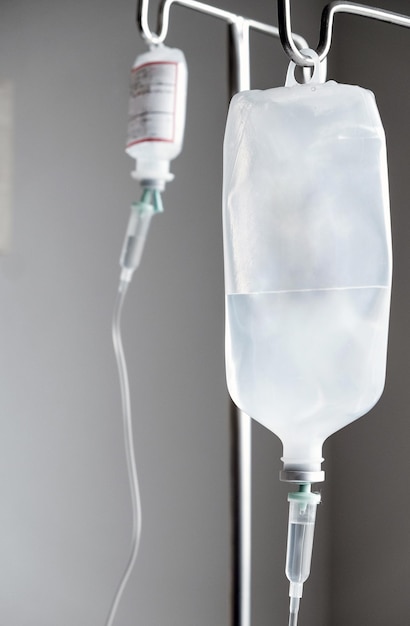 Photo medical careclose up of iv saline solution drip for patient in hospital