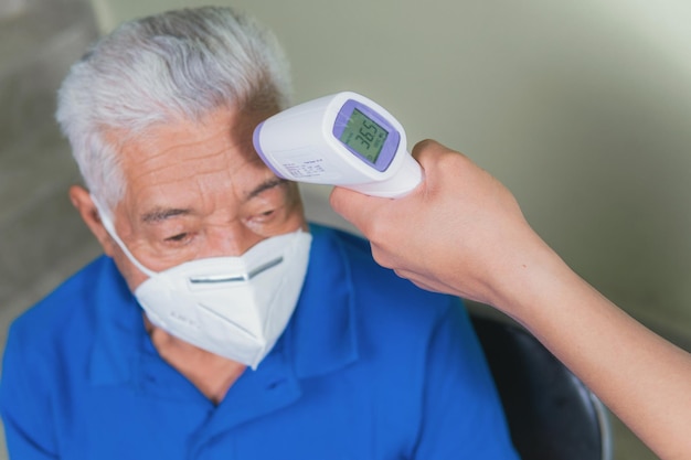 Foto controllo medico di un uomo più anziano che controlla i suoi segni vitali