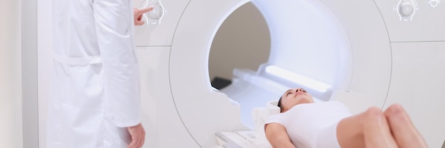 의료 컴퓨터 단층 촬영 또는 Mri 스캐너 남성 방사선 전문의는 검사하기 위해 Mri 버튼을 누릅니다