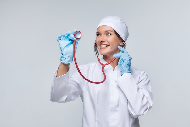 Concetto medico di una dottoressa in camice bianco con uno stetoscopio