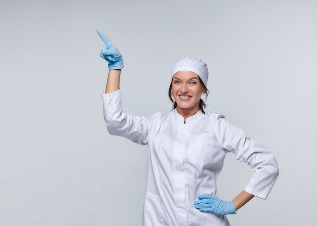 Медицинская концепция женщина-врач в белом халате с помощью стетоскопа