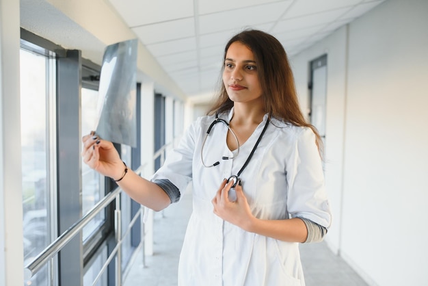 청진 기, 허리 위로 흰색 코트에 인도의 아름 다운 여성 의사의 의료 개념. 의대생.