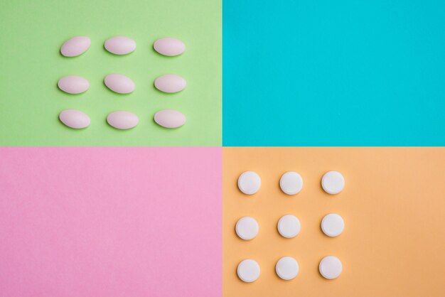 Concetto medico. medicina di pillole su sfondo colorato.