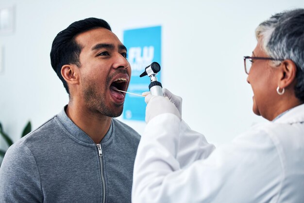 Foto consulenza medica e medico con persona e gola in ospedale per cancro dentista e chirurgia medicina sanitaria e controllo con donna e paziente in clinica per virus del benessere ed esame orale