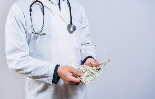 Photo medical corruption concept corrupt doctor counting money isolated hands of corrupt doctor counting money on isolated background