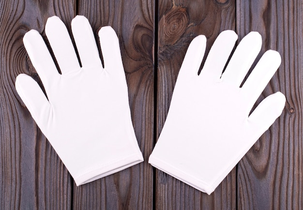 写真 木製のテーブルに医療化粧品の綿の白い手袋