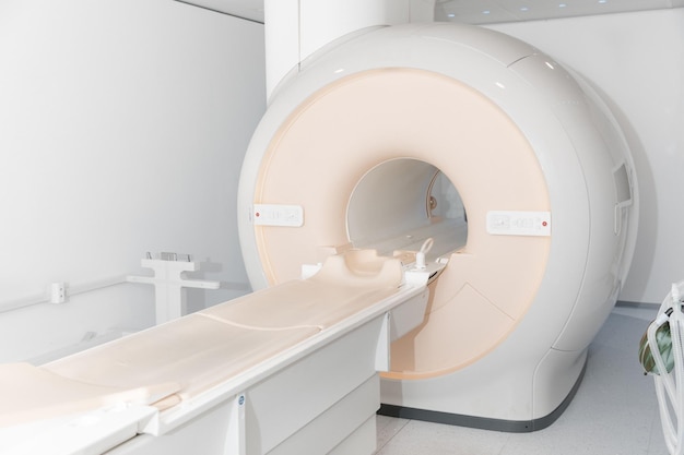 Медицинское КТ или МРТ в современной больничной лаборатории интерьера отделения рентгенографии
