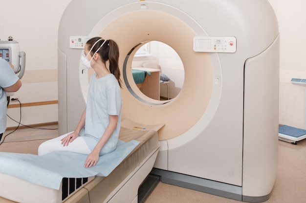 현대 병원 실험실 내부의 환자와 함께 의료 CT 또는 MRI 스캔
