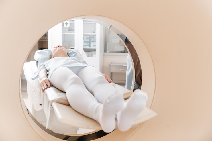 Photo 현대적 인 병원 실험실 에서 환자 와 함께 의학적 인 ct 또는 mri 스캔