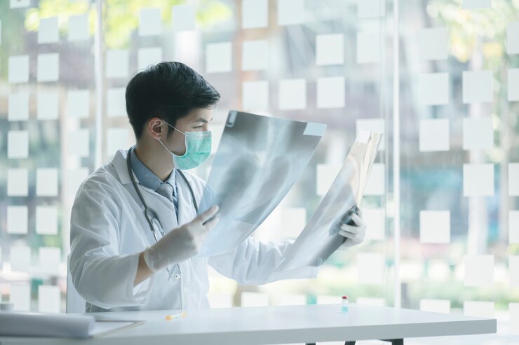 Photo 의사는 병원에서 환자의 가슴 엑스레이 필름 검사 검사. 코로나 바이러스 covid-19 개념.