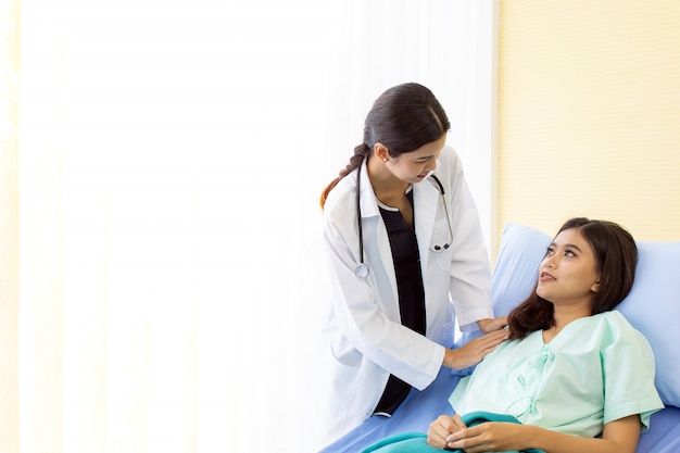 Photo medical doctor cheer up patient