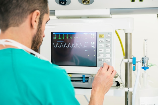 Medico che effettua il test ecg in ospedale