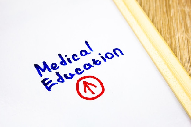 Foto parole di educazione medica scritte con un pennarello sulla lavagna concetto di educazione medica